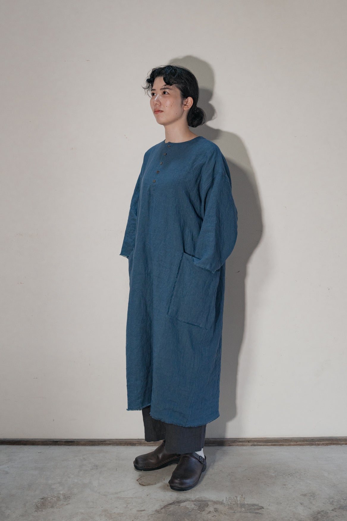 Sun-dried linen collarless dress