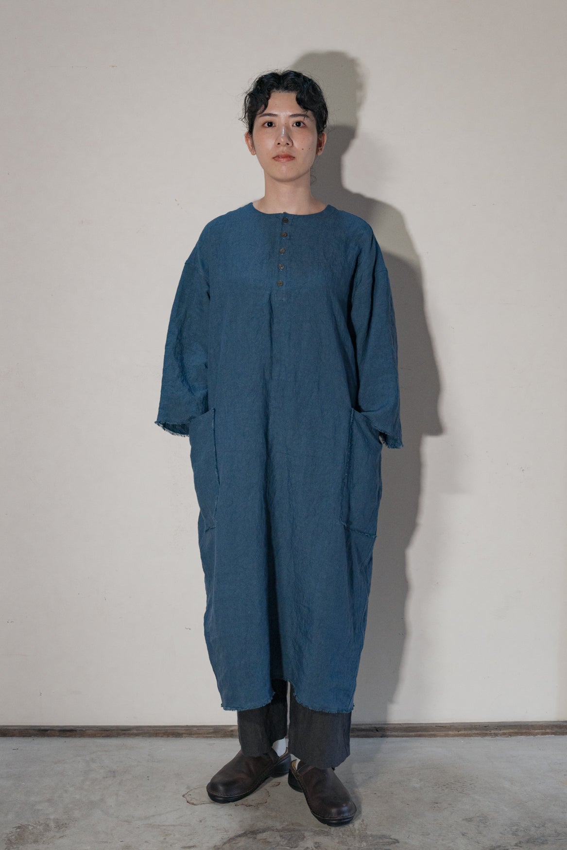 Sun-dried linen collarless dress